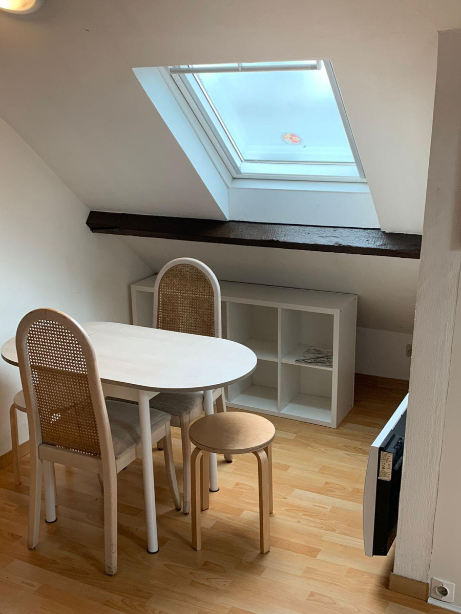 
                                                Location
                                                 Beau studio meublé 20m² (39m² au sol)