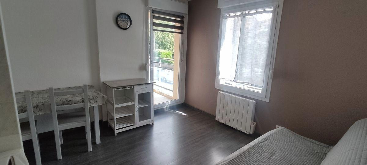 
                                                Location
                                                 Beau studio meublé 20m²