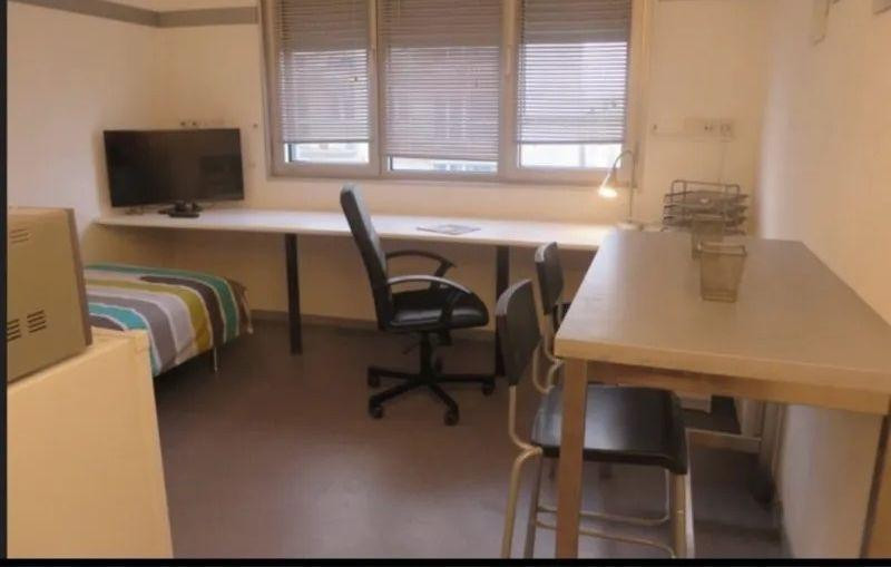 
                                                Location
                                                 Beau studio meublé 20m²