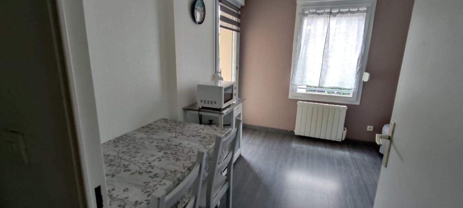 
                                                Location
                                                 Beau studio meublé 20m²