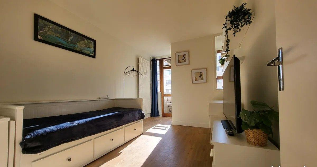 
                                                Location
                                                 Beau studio meublé 20m² avec balcon refait à neuf