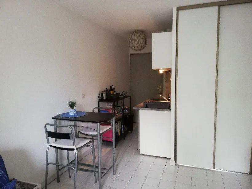 
                                                Location
                                                 Beau studio meublé 20m² avec parking
