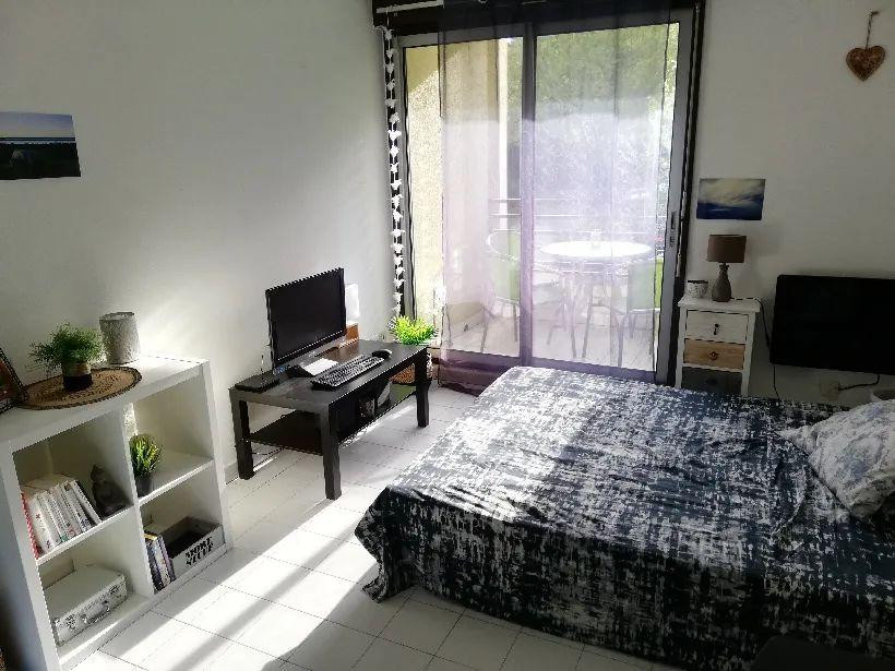 
                                                Location
                                                 Beau studio meublé 20m² avec parking