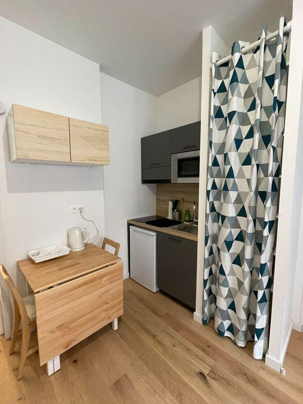 
                                                Location
                                                 Beau studio meublé 20m² lumineux
