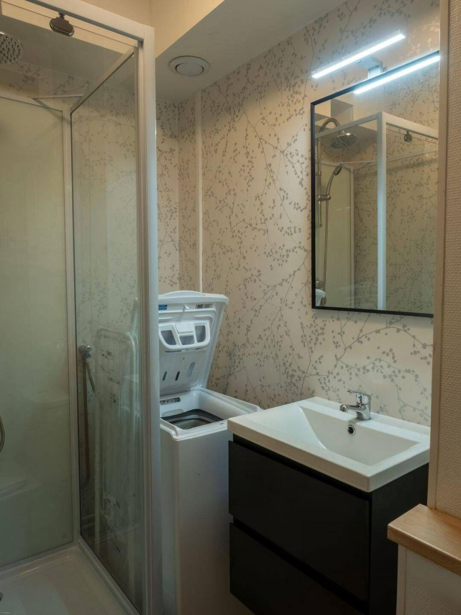 
                                                Location
                                                 Beau studio Meublé 20m²+ Parking + Local à vélo