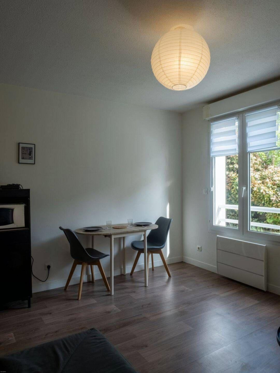 
                                                Location
                                                 Beau studio Meublé 20m²+ Parking + Local à vélo
