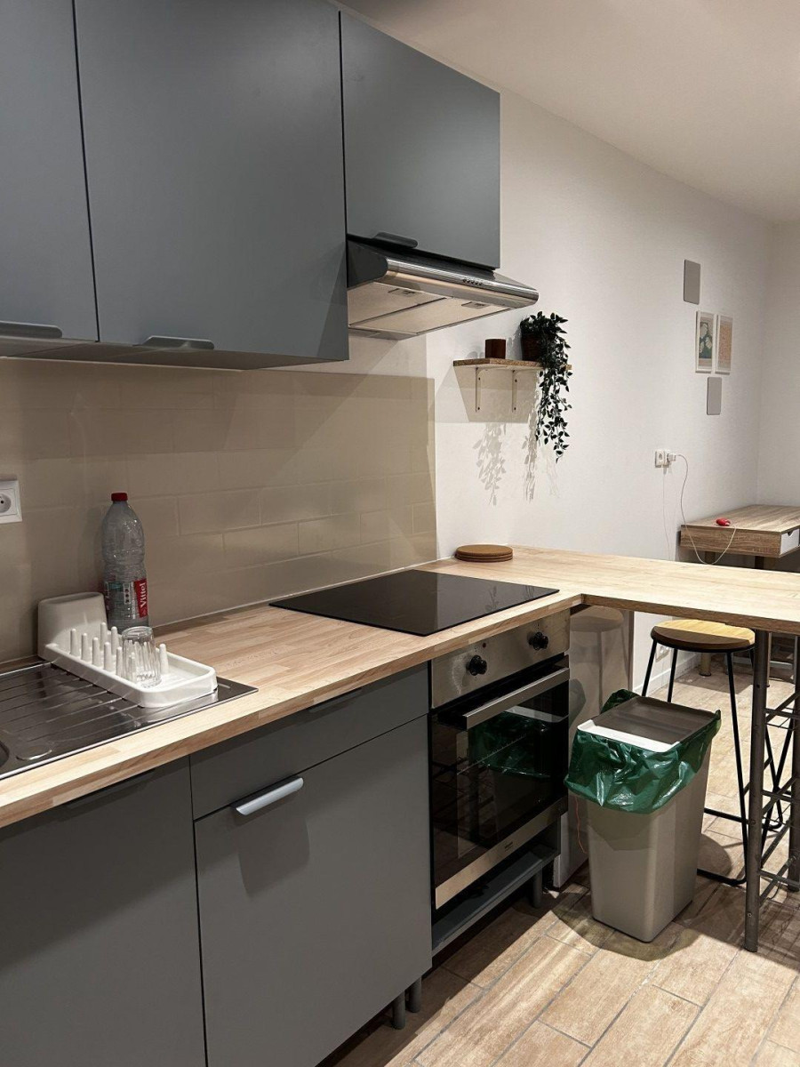 
                                                Location
                                                 Beau studio meublé 20m² refait neuf Cours Julien