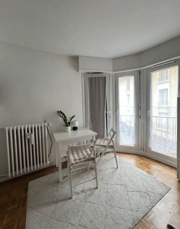 
                                                Location
                                                 Beau studio meublé 20m² Saint Germain en Laye