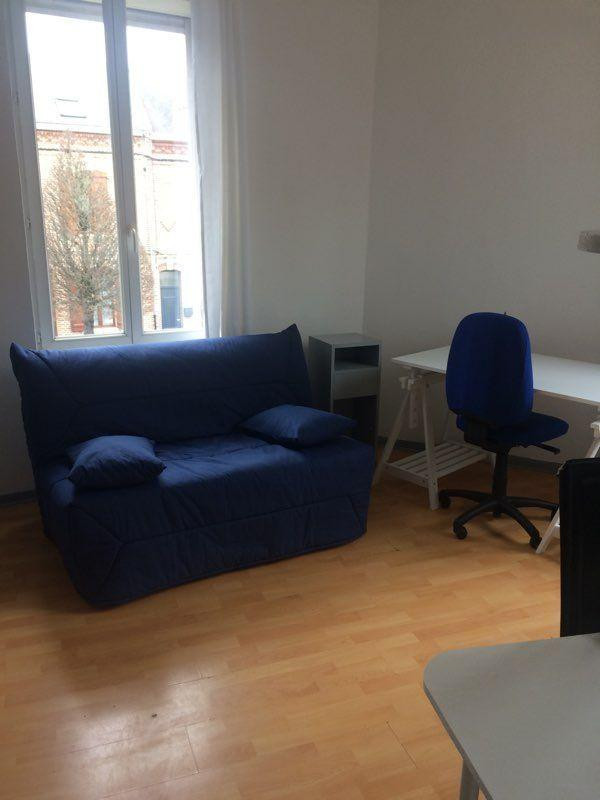 
                                                Location
                                                 Beau studio meublé 20m² très propre