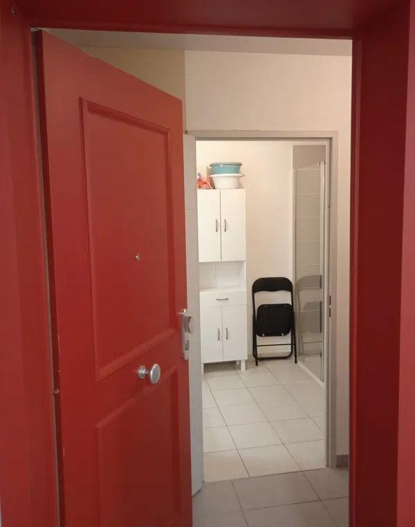 
                                                Location
                                                 Beau studio meublé 21m²