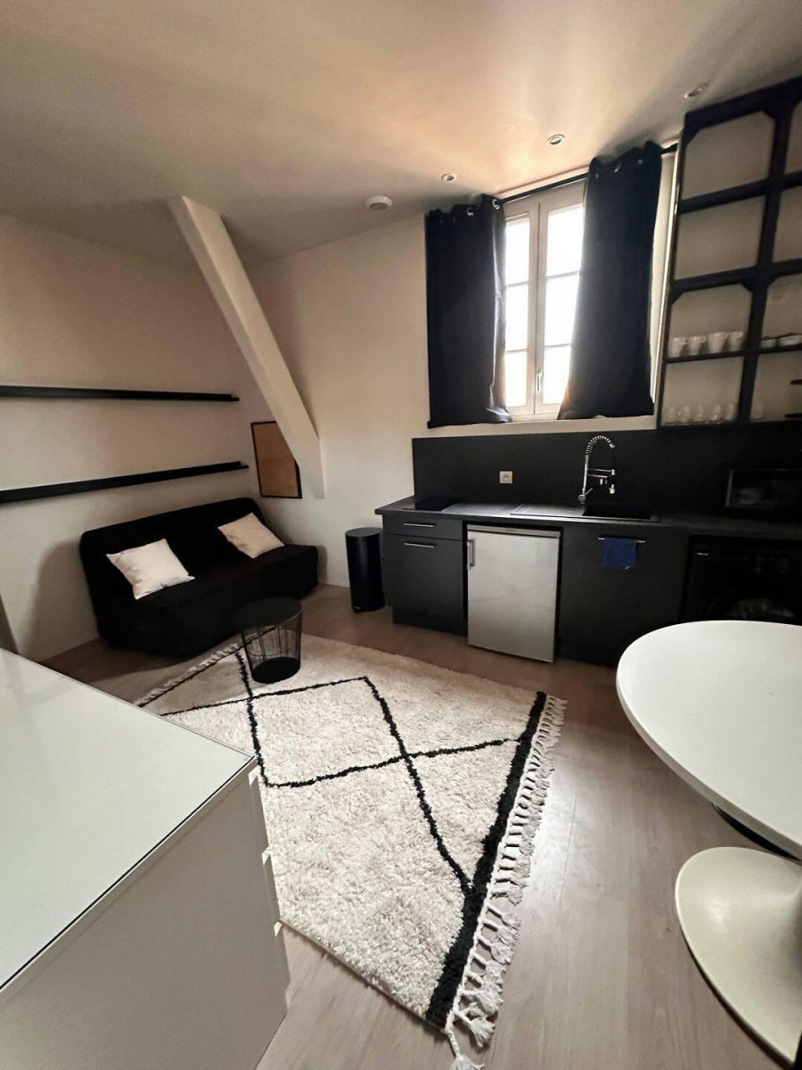 
                                                Location
                                                 Beau studio meublé 21m²