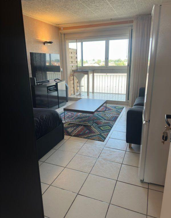 
                                                Location
                                                 Beau studio meublé 21m² avec balcon