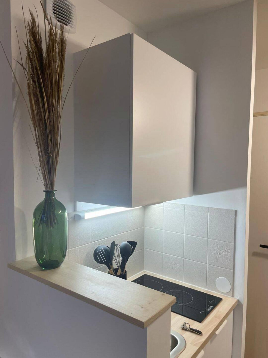 
                                                Location
                                                 Beau studio meublé 21m² idéal étudiant