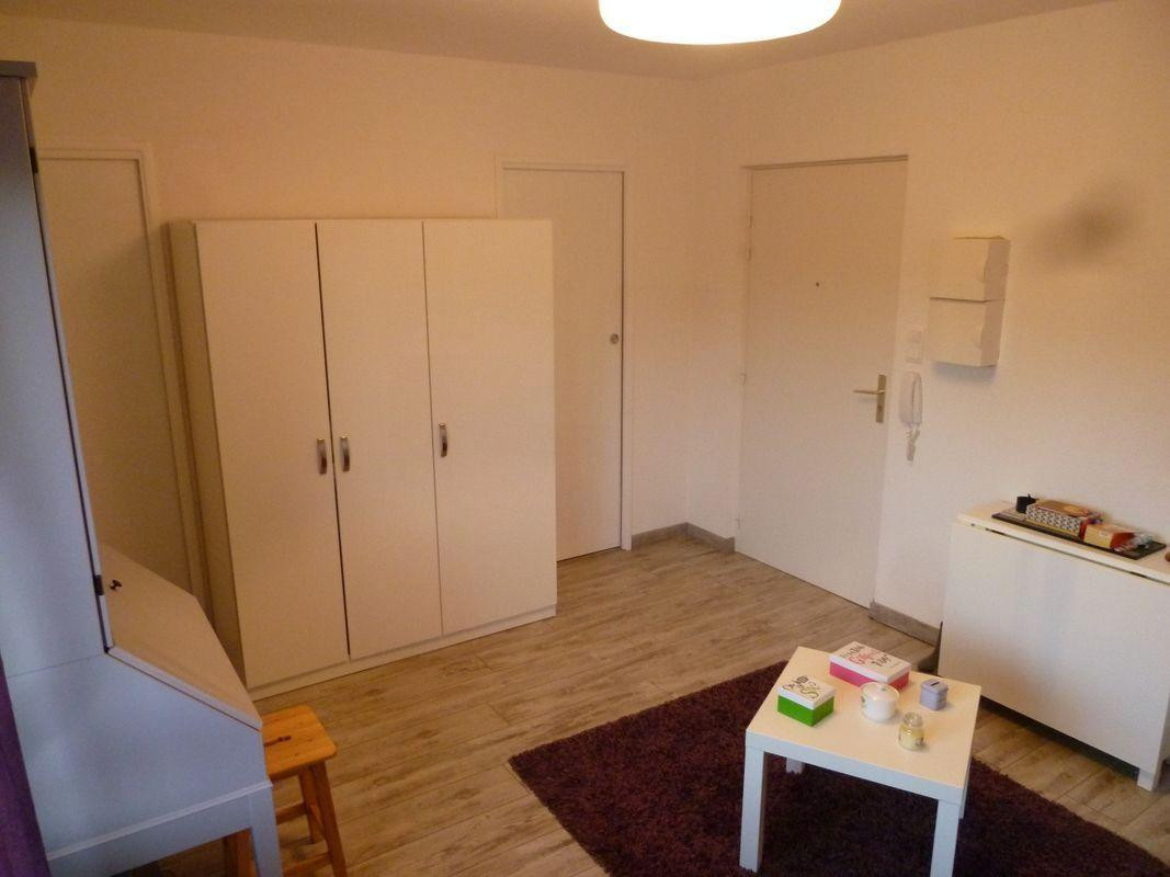 
                                                Location
                                                 Beau studio meublé  22m²