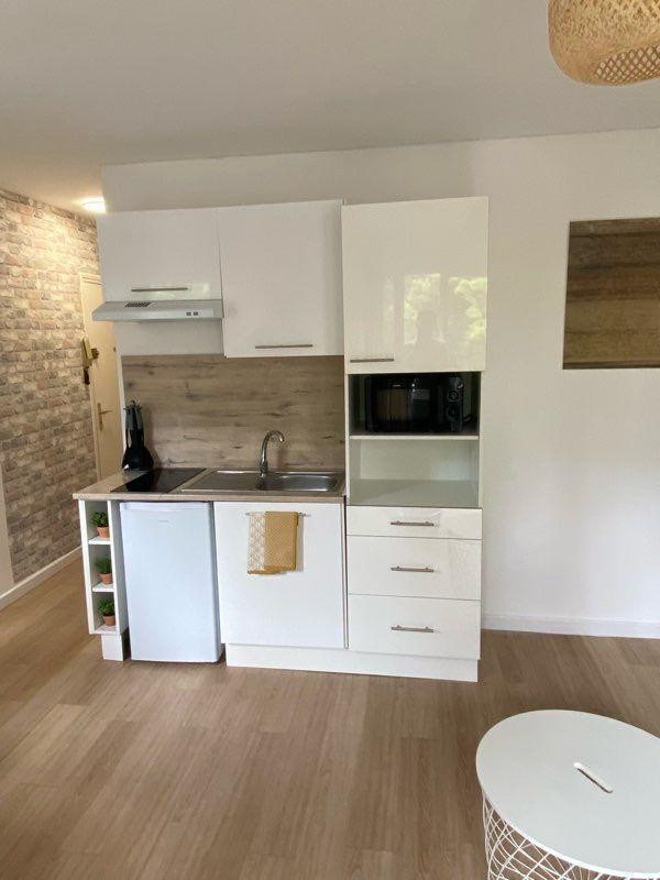 
                                                Location
                                                 Beau studio meublé 22m²