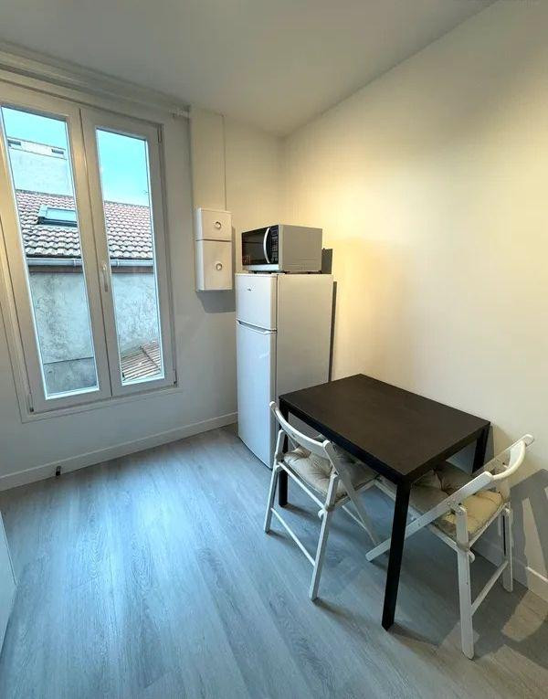 
                                                Location
                                                 Beau studio meublé 22m²