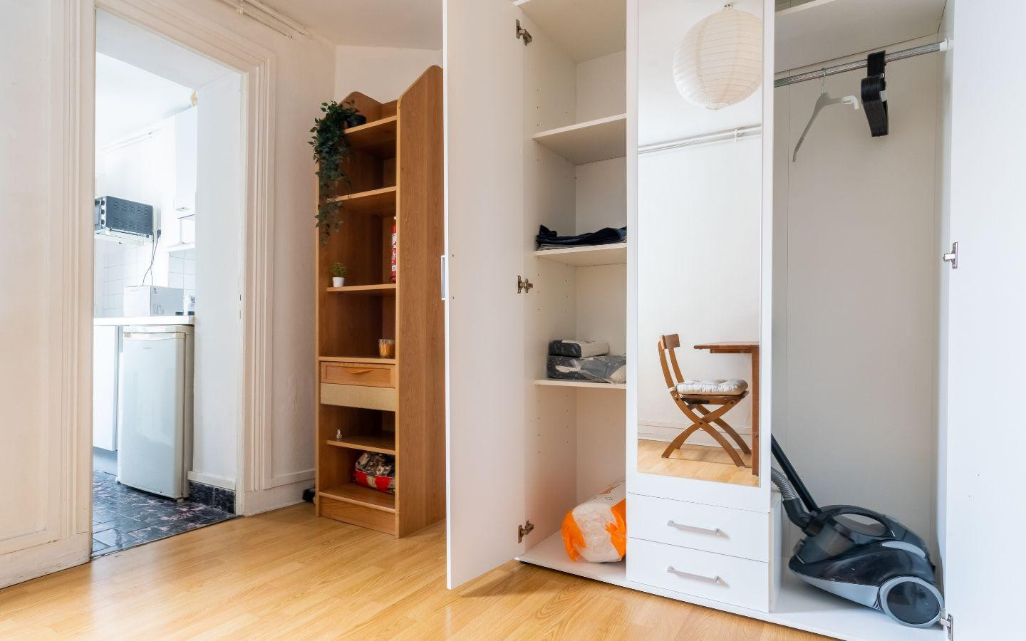 
                                                Location
                                                 Beau studio meublé 22m²