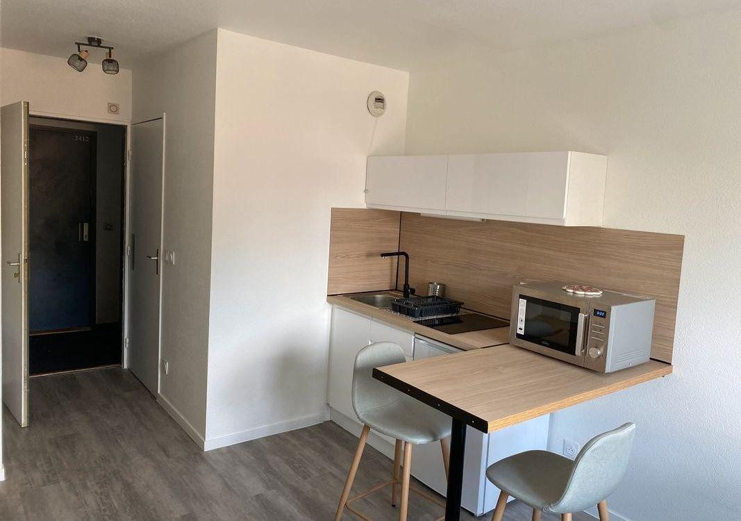 
                                                Location
                                                 Beau studio meublé 22m²