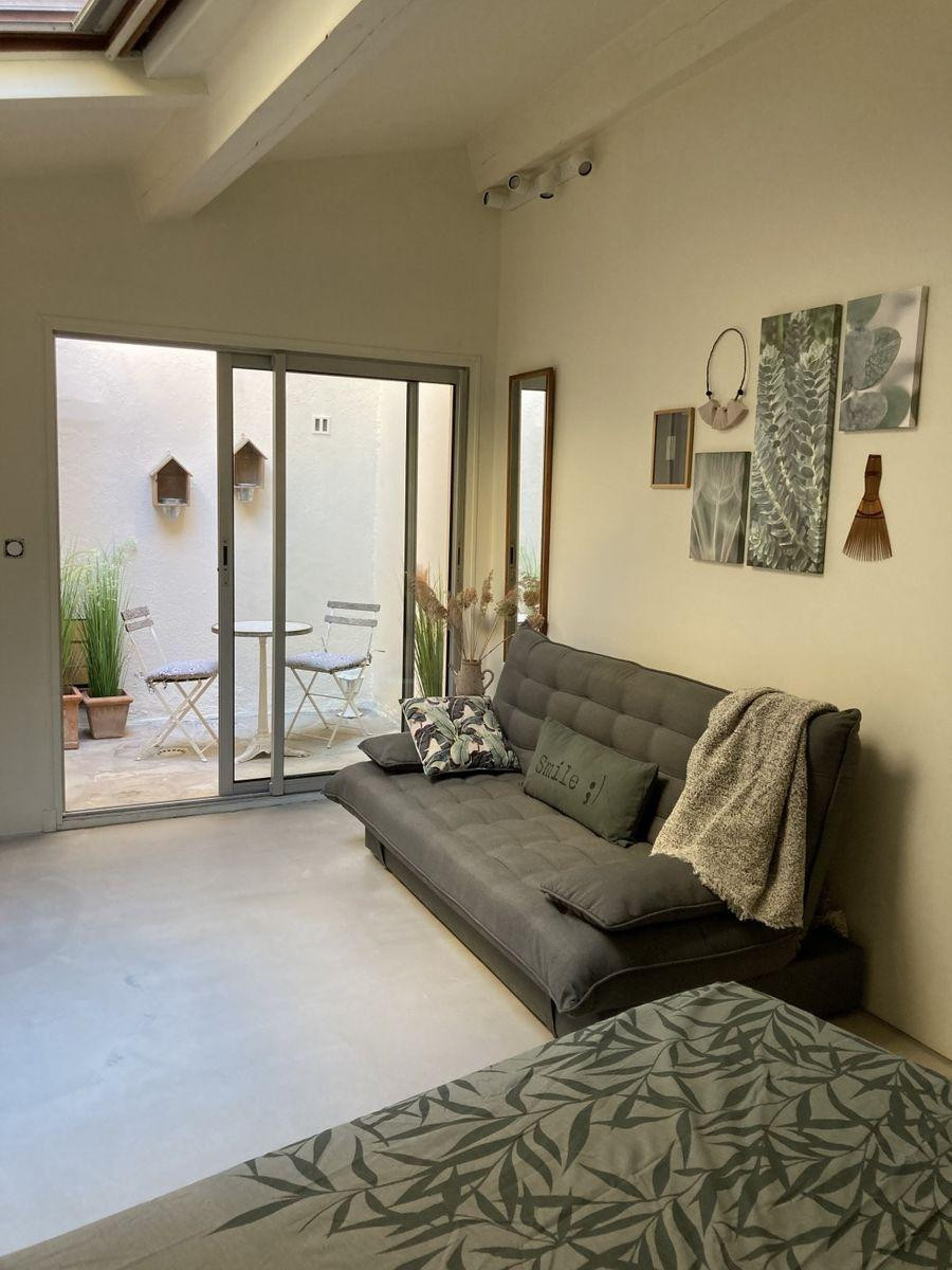
                                                Location
                                                 Beau Studio meublé 22m² avec grand patio privé