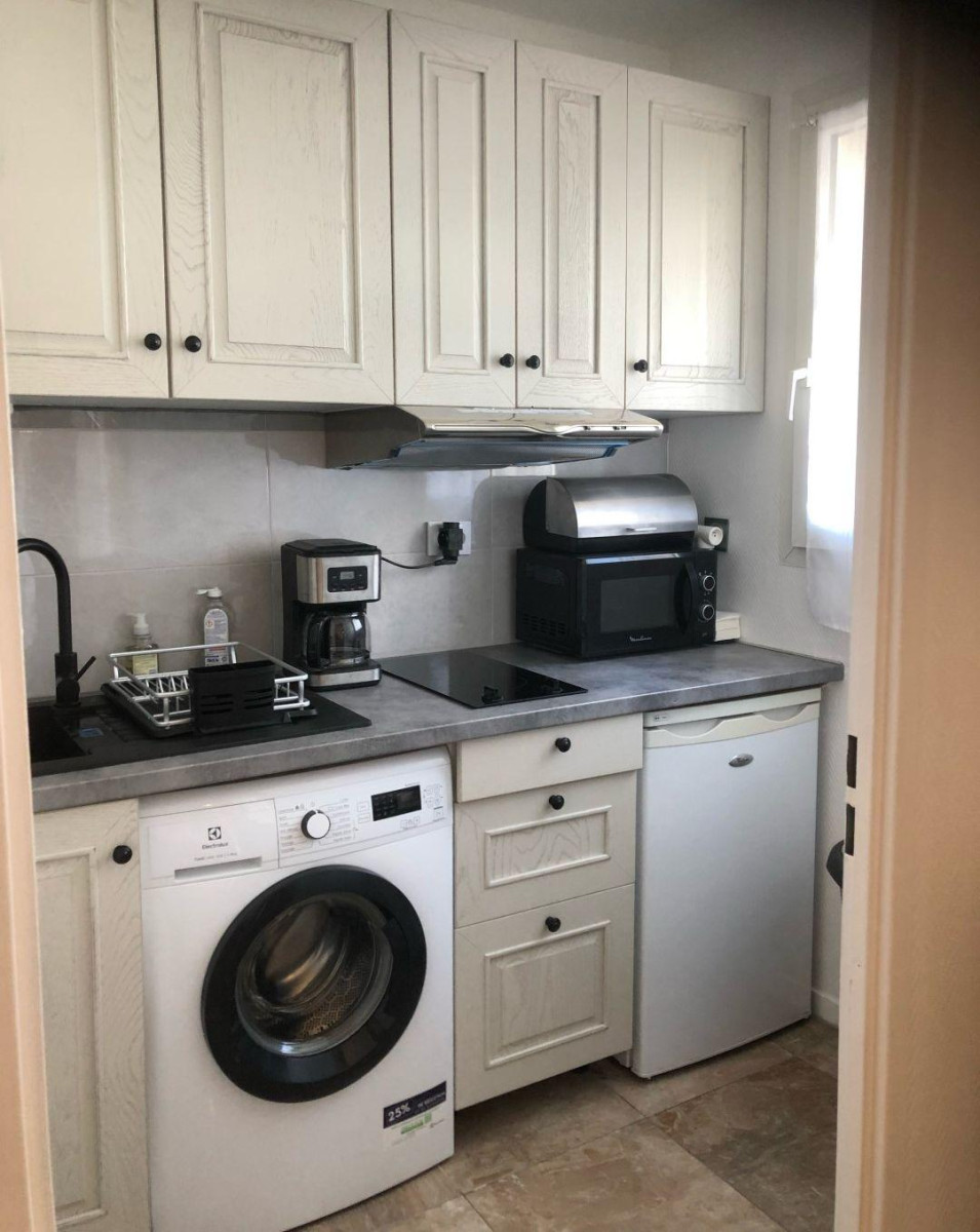 
                                                Location
                                                 Beau studio meublé 22m² en plein centre ville