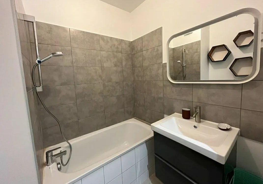
                                                Location
                                                 Beau studio meublé 23m²