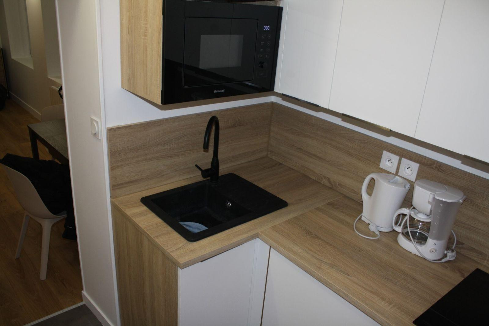 
                                                Location
                                                 Beau studio meublé 23m² traversant refait à neuf