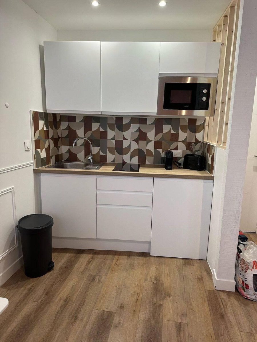 
                                                Location
                                                 Beau studio meublé 24m²