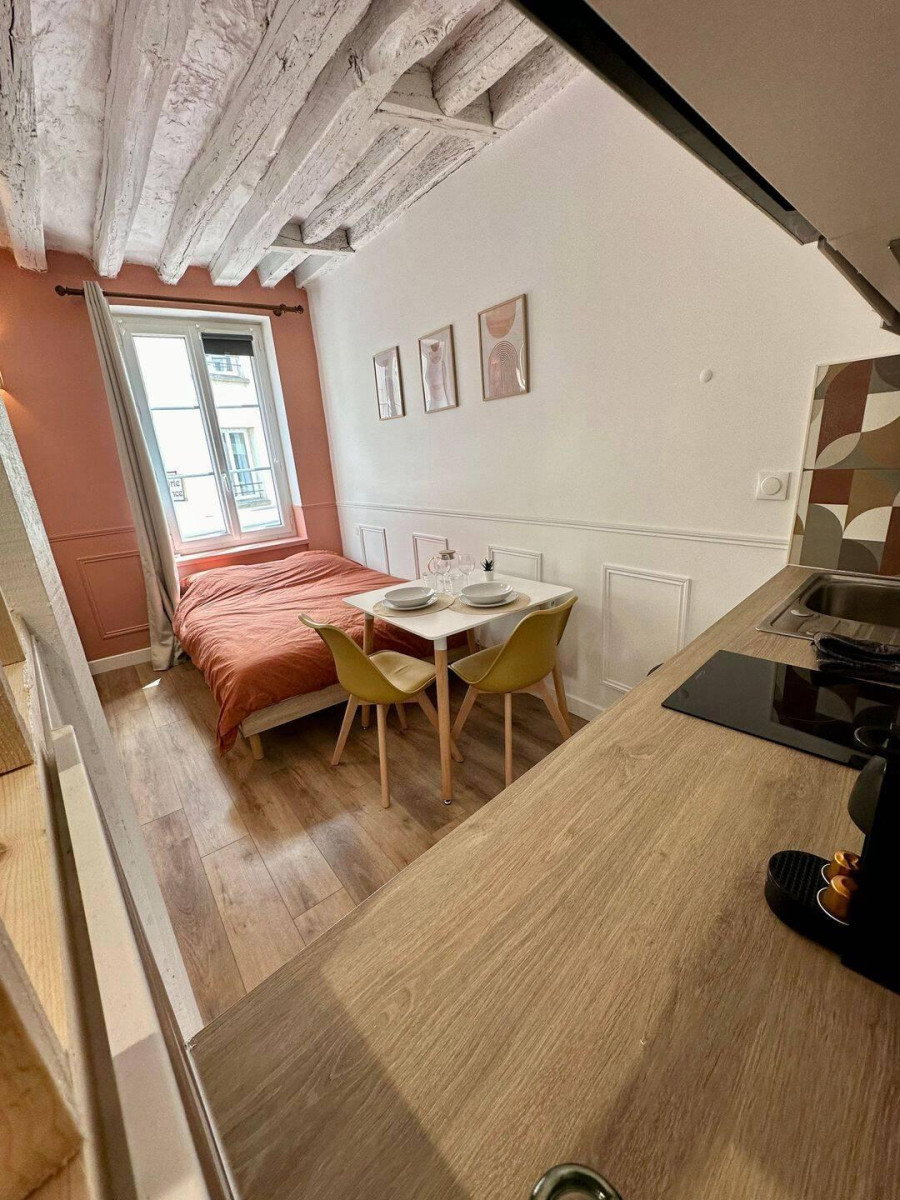 
                                                Location
                                                 Beau studio meublé 24m²