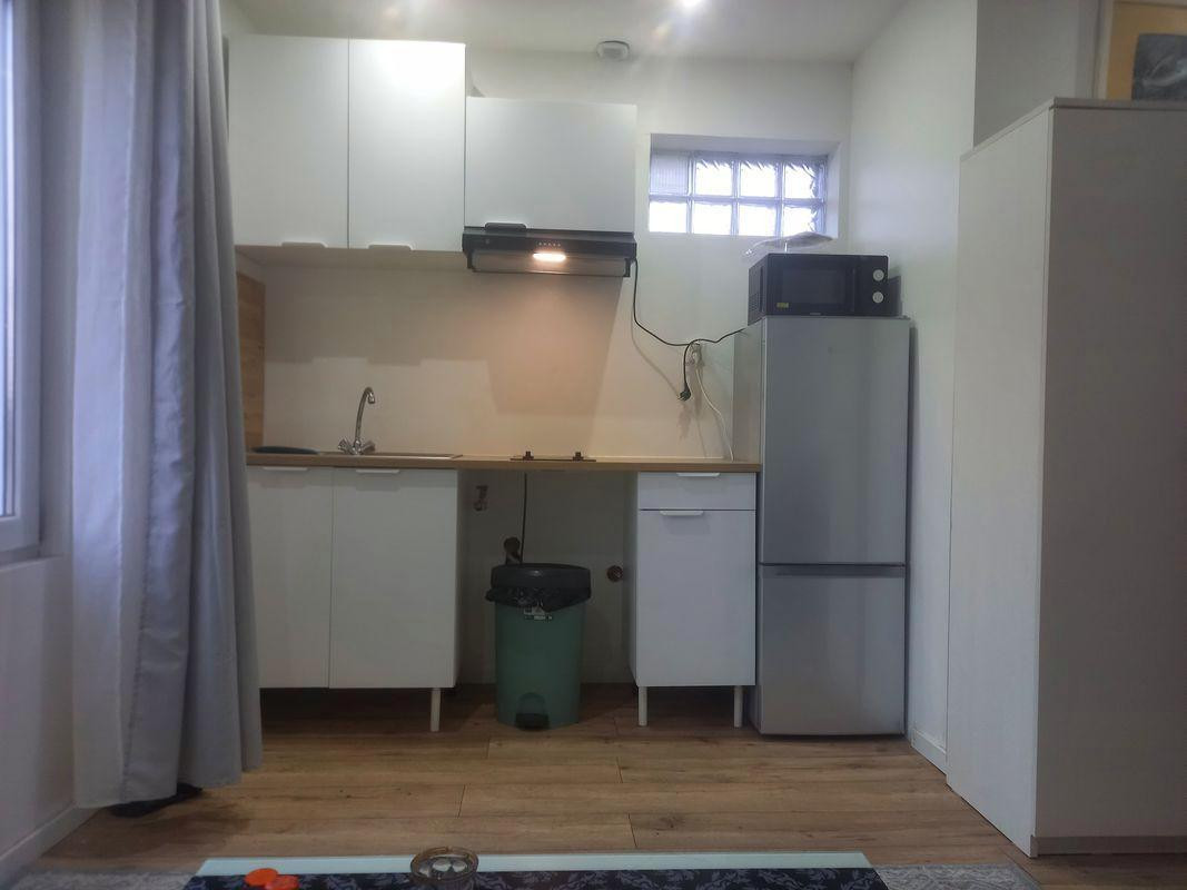 
                                                Location
                                                 Beau studio meublé 24m²
