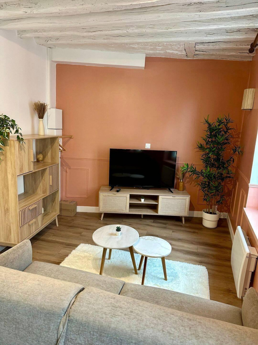 
                                                Location
                                                 Beau studio meublé 24m²