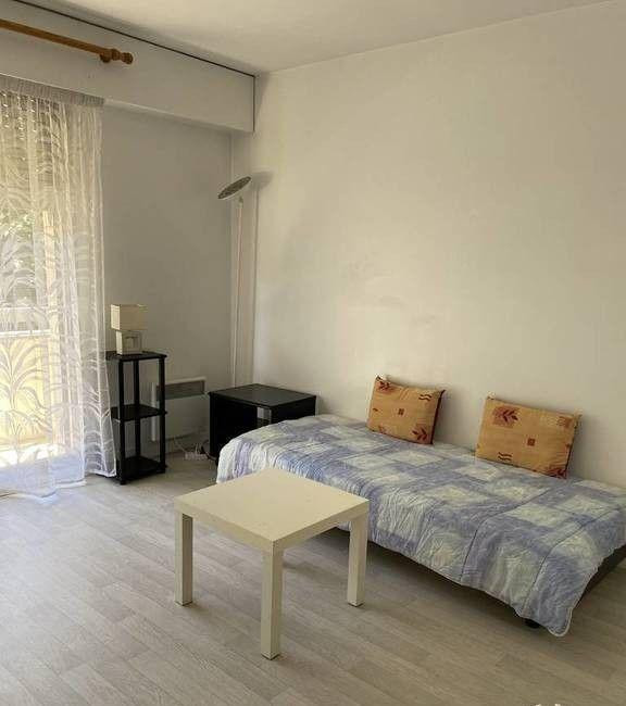 
                                                Location
                                                 Beau studio meublé 24m²