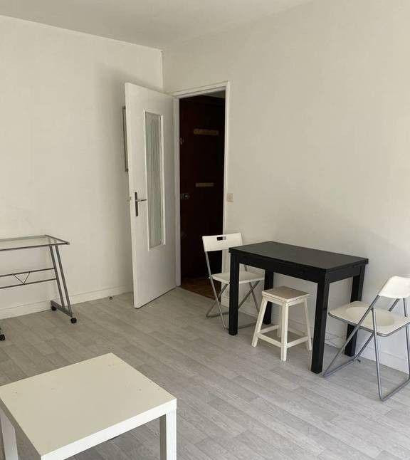 
                                                Location
                                                 Beau studio meublé 24m²