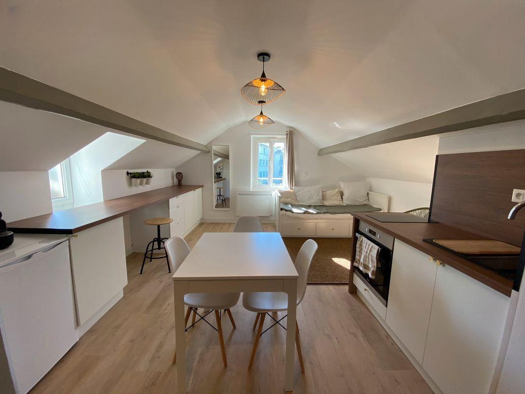 
                                                Location
                                                 Beau studio meublé 24m² au sol (17m² carrez)