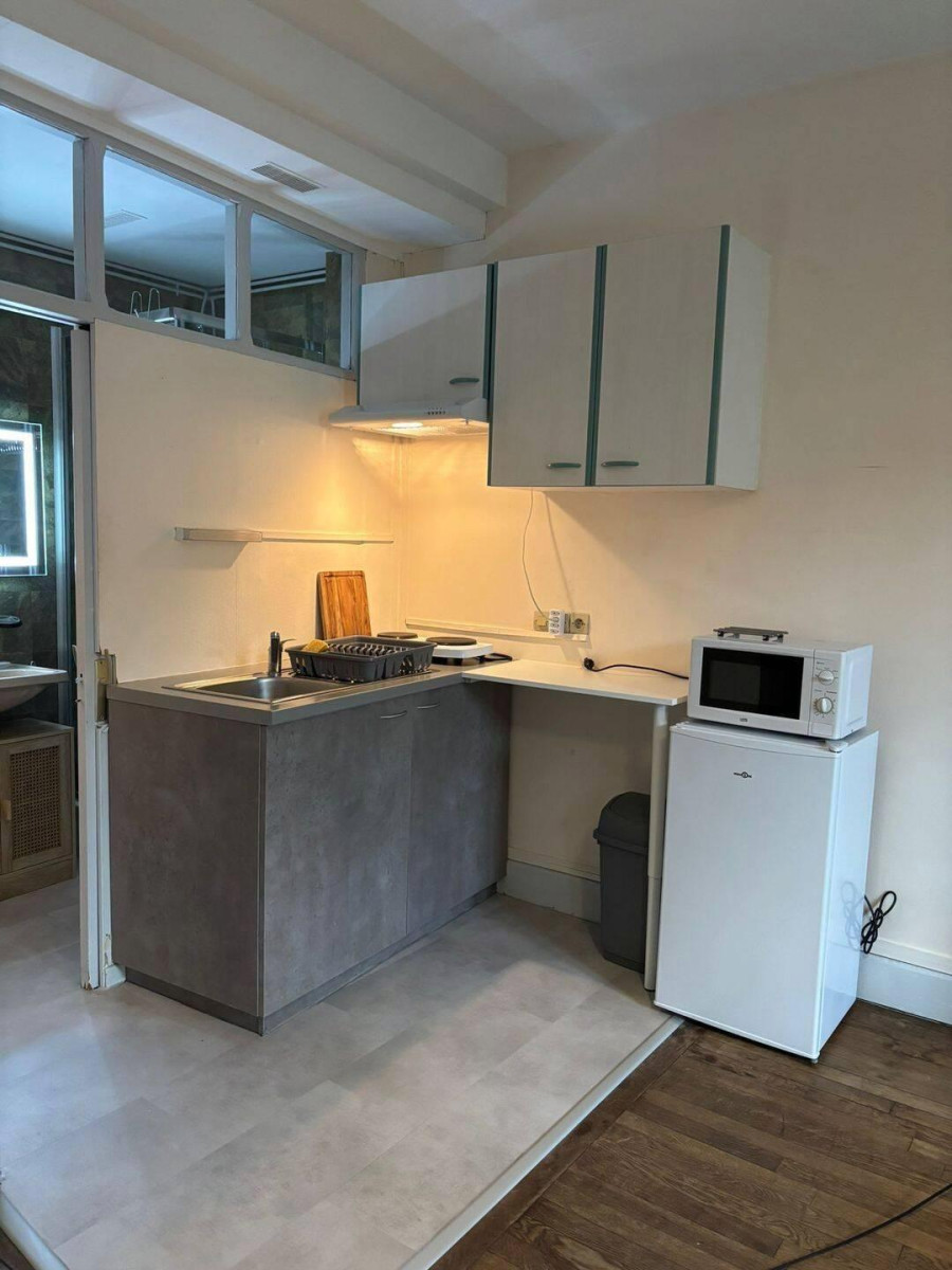 
                                                Location
                                                 Beau studio meublé 24m²  idéal étudiant