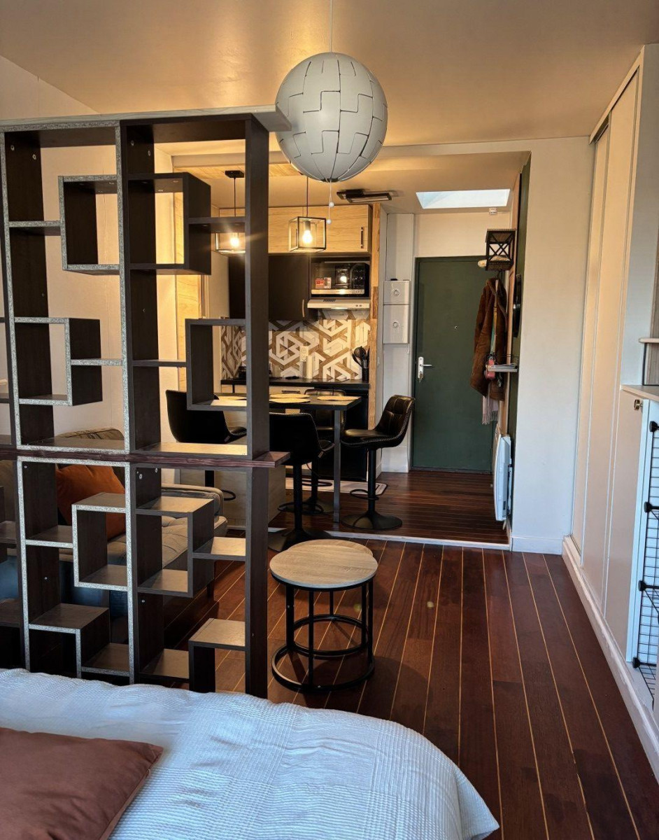 
                                                Location
                                                 Beau studio meublé 24m² lumineux, rénové et équipé