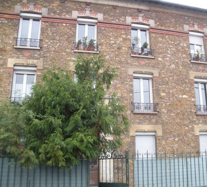 
                                                Location
                                                 Beau studio meublé 25m²