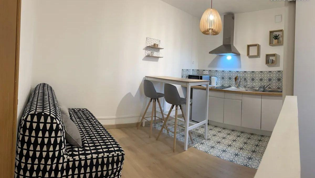 
                                                Location
                                                 Beau studio meublé 25m²