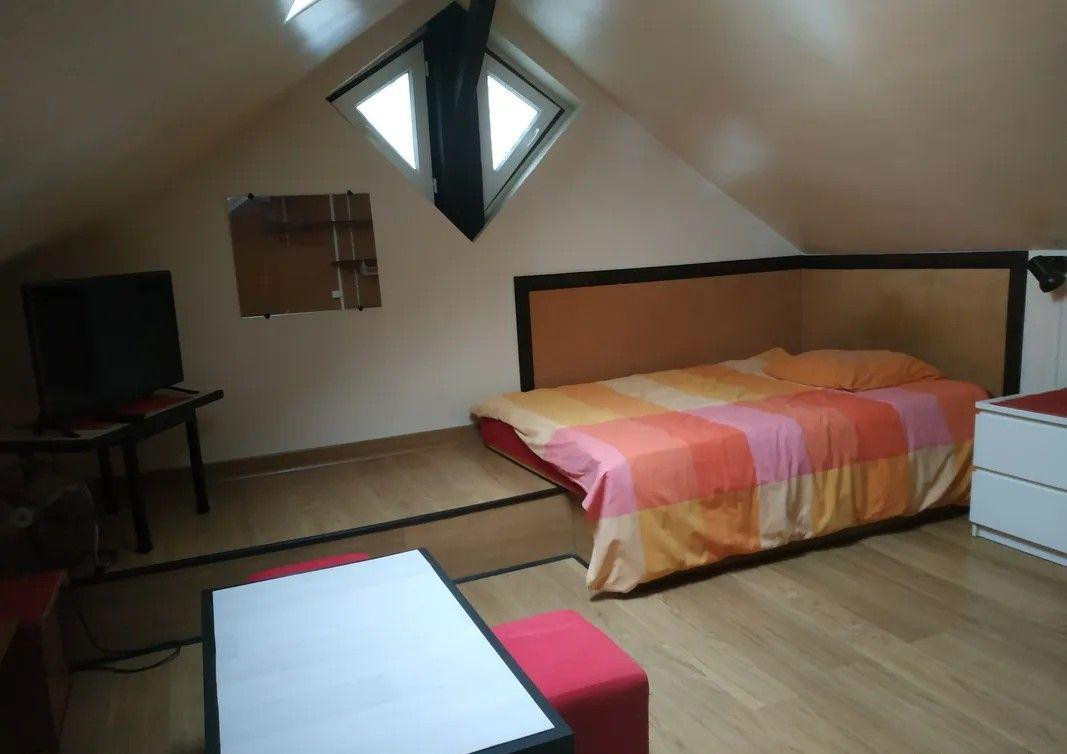 
                                                Location
                                                 Beau studio meublé 25m² avec salle d'eau partagée