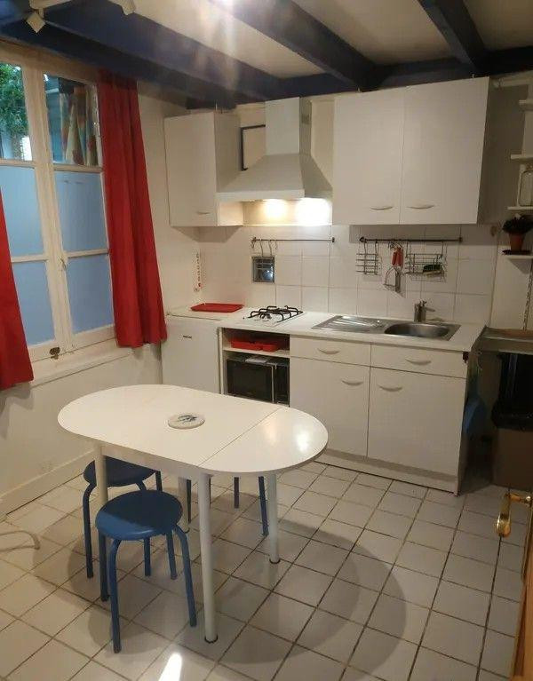 
                                                Location
                                                 Beau studio meublé 25m² avec salle d'eau partagée