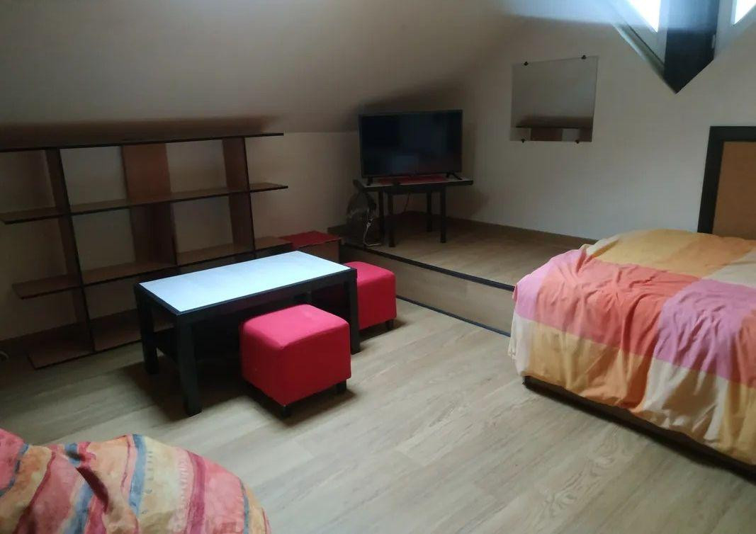 
                                                Location
                                                 Beau studio meublé 25m² avec salle d'eau partagée