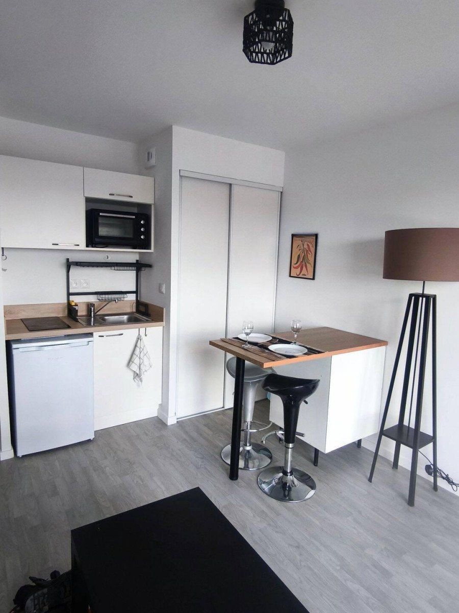 
                                                Location
                                                 Beau studio meublé 25m² neuf et lumineux