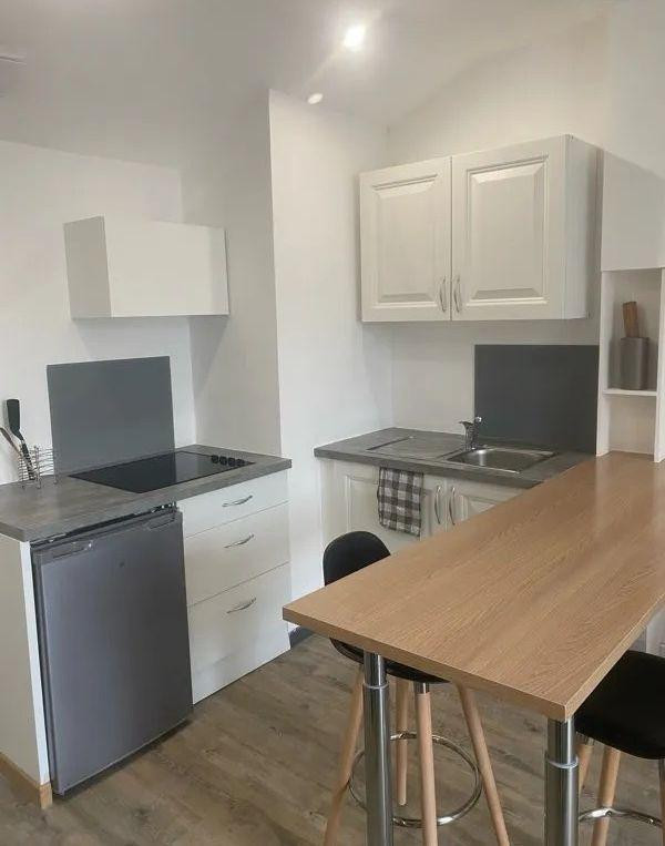 
                                                Location
                                                 Beau studio meublé 25m² refait à neuf étudiant