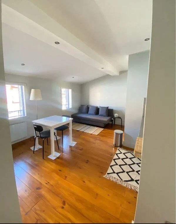 
                                                Location
                                                 Beau studio meublé 25m² rue Faubourg Bonnefoy