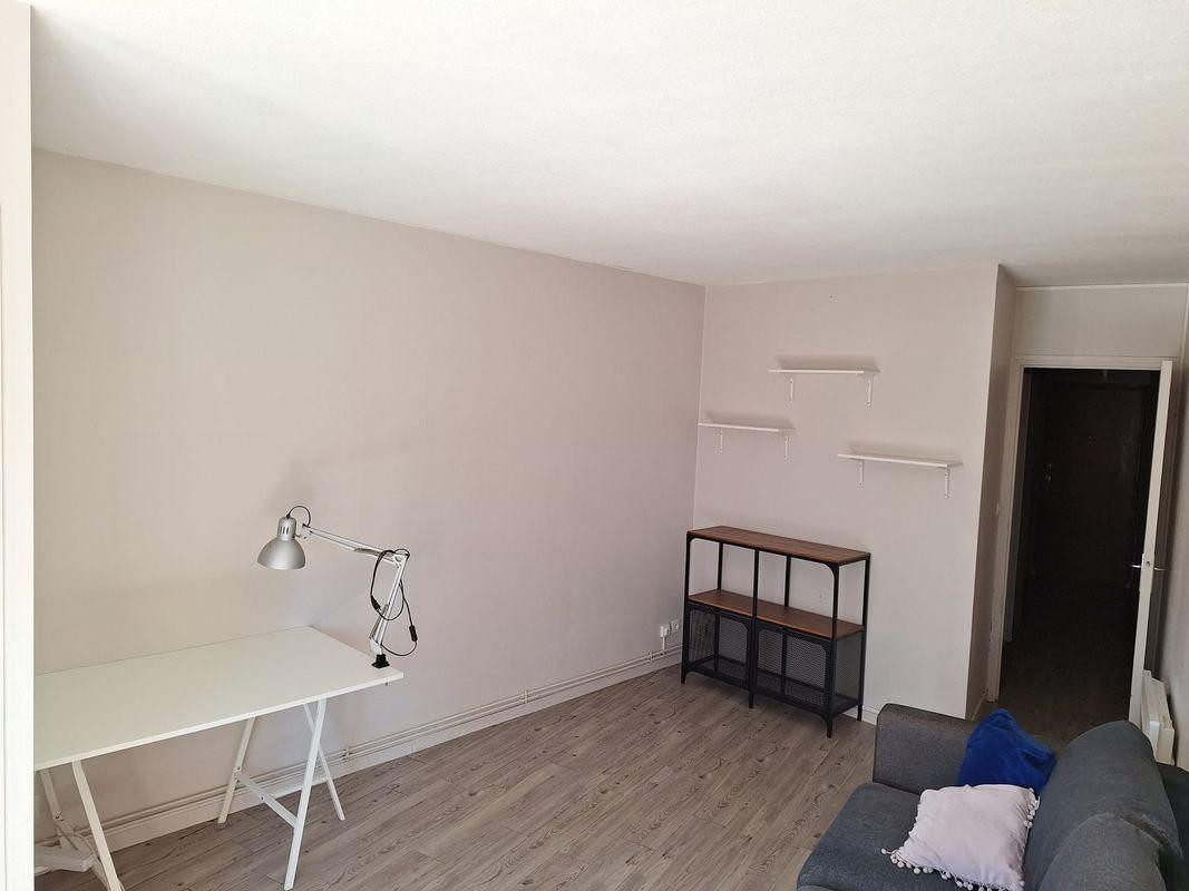 
                                                Location
                                                 Beau studio meublé 26m²