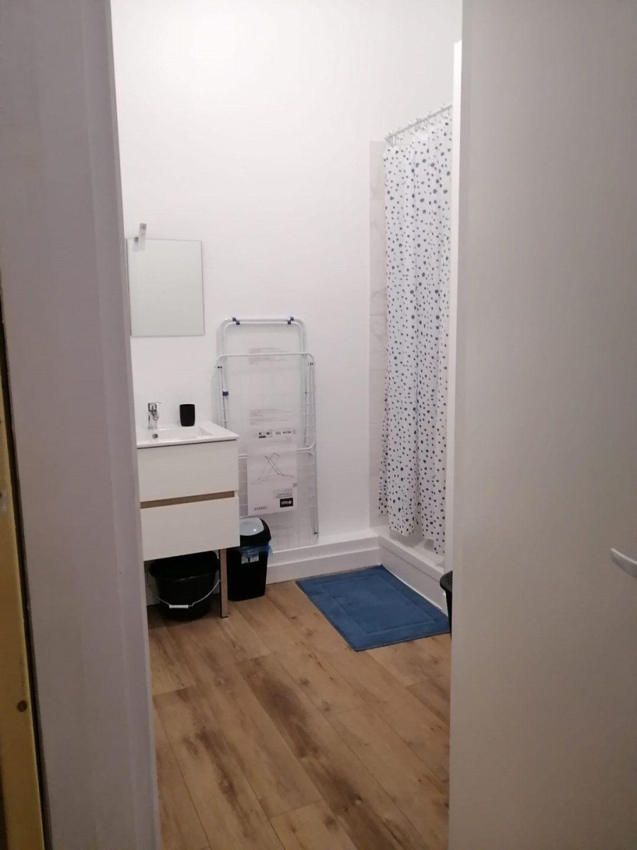 
                                                Location
                                                 Beau studio meublé 26m²