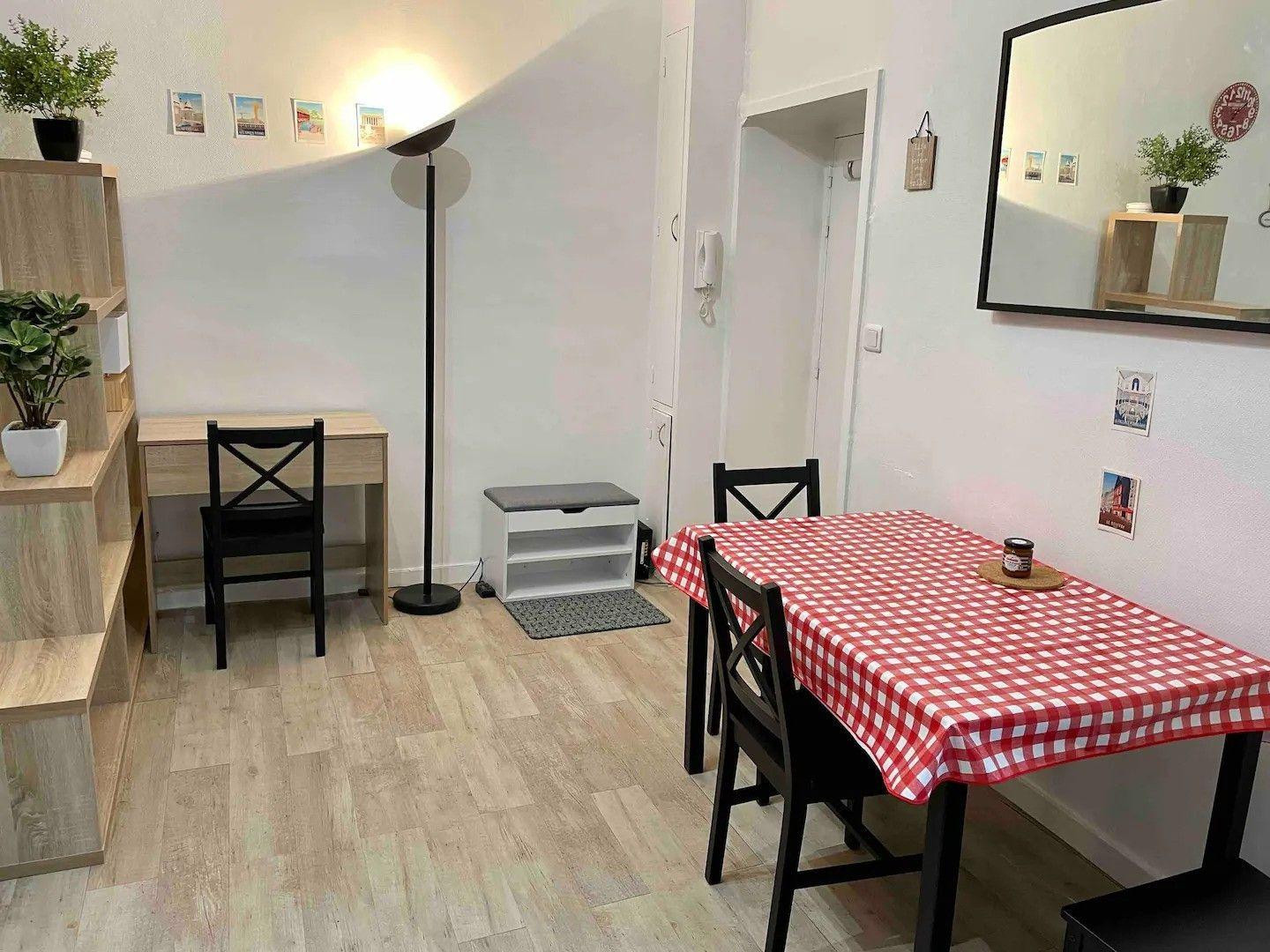 
                                                Location
                                                 Beau studio meublé 26m²