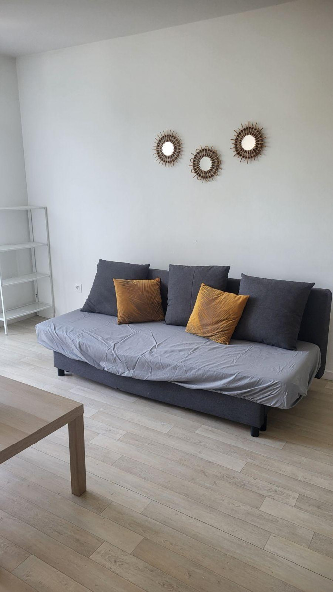 
                                                Location
                                                 Beau studio meublé 26m² avec balcon Moulin Galant