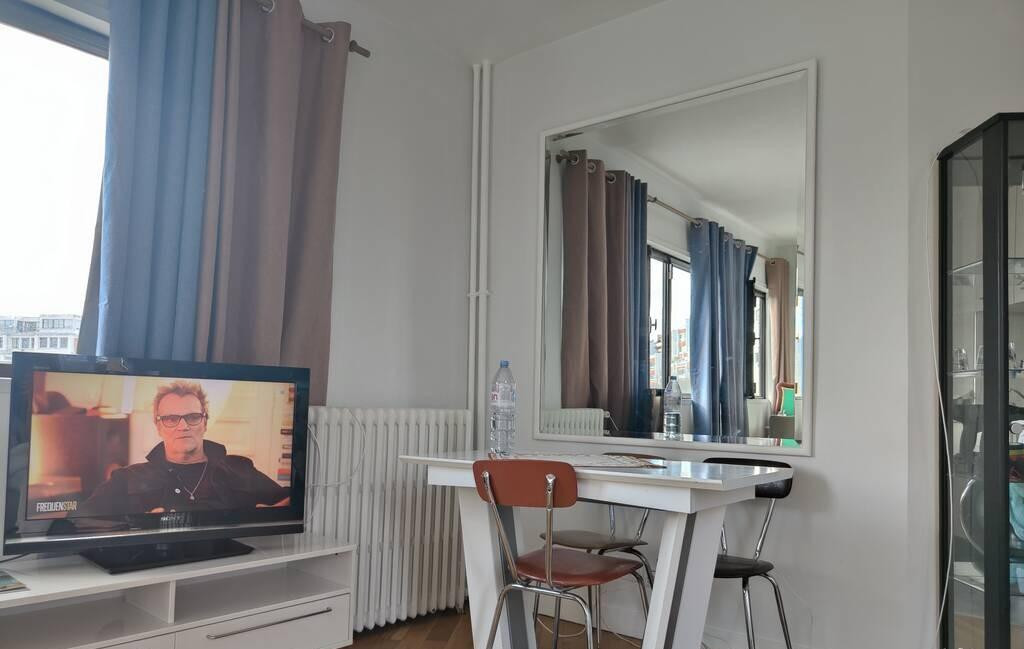 
                                                Location
                                                 Beau studio meublé 27m²
