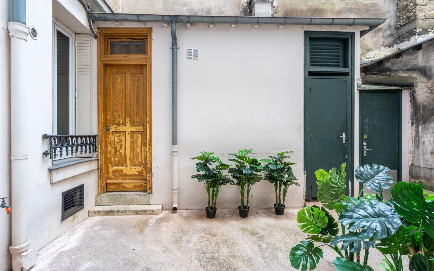 
                                                Location
                                                 Beau studio meublé 28m²