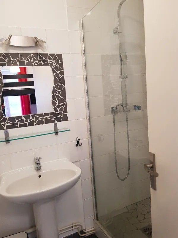 
                                                Location
                                                 Beau studio meublé 28m²